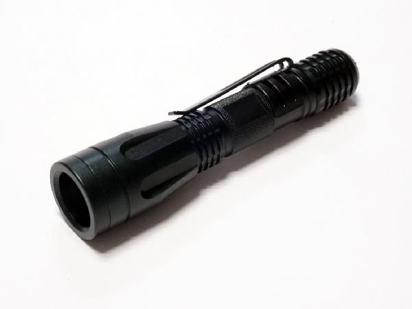 Verificar a pena pequena longa acessível do tempo de trabalho do branco IP67 da bateria 2AAA resistente salina de pouco peso quente da venda conduziu a tocha