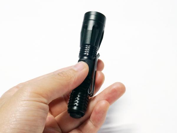 Verificar a pena pequena longa acessível do tempo de trabalho do branco IP67 da bateria 2AAA resistente salina de pouco peso quente da venda conduziu a tocha