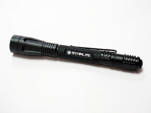Verificar a pena pequena longa acessível do tempo de trabalho do branco IP67 da bateria 2AAA resistente salina de pouco peso quente da venda conduziu a tocha