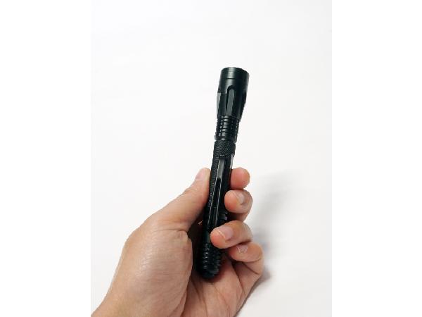 Verificar a pena pequena longa acessível do tempo de trabalho do branco IP67 da bateria 2AAA resistente salina de pouco peso quente da venda conduziu a tocha