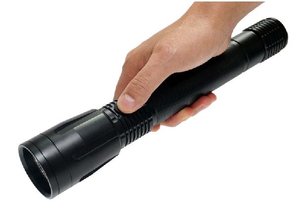 Verificar a pena pequena longa acessível do tempo de trabalho do branco IP67 da bateria 2AAA resistente salina de pouco peso quente da venda conduziu a tocha