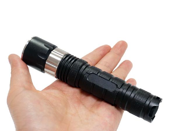 Do tamanho acessível principal do interruptor da cauda do ímã lanterna elétrica tática brilhante super zumbindo do diodo emissor de luz