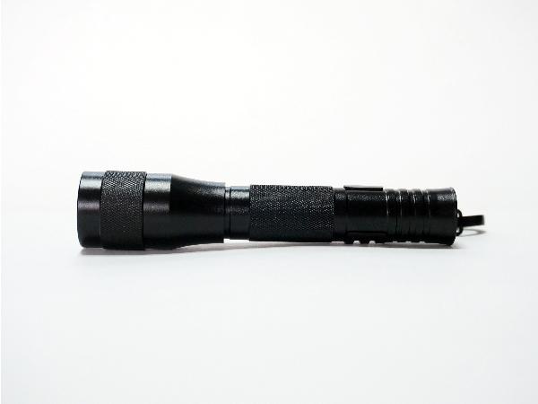 Verificar a pena pequena longa acessível do tempo de trabalho do branco IP67 da bateria 2AAA resistente salina de pouco peso quente da venda conduziu a tocha