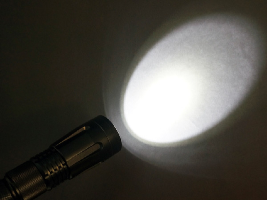 Tipo recarregável lúmens altos da lanterna elétrica exterior pessoal do diodo emissor de luz da autodefesa