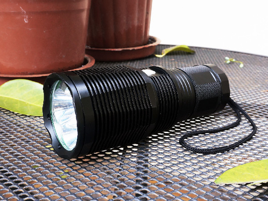 A lanterna elétrica exterior IPX7 do diodo emissor de luz de 3000 lúmens Waterproof 6400K com correia da mão