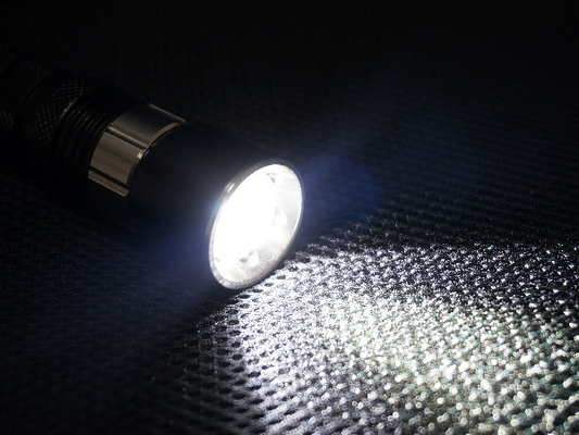Tipo liso resistência da lente da lanterna elétrica do diodo emissor de luz do sapador-bombeiro do brilho alto de impacto de 1m
