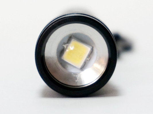 Lanterna elétrica morna do diodo emissor de luz Keychain do branco do mini zumbido com 1 * bateria seca do AAA