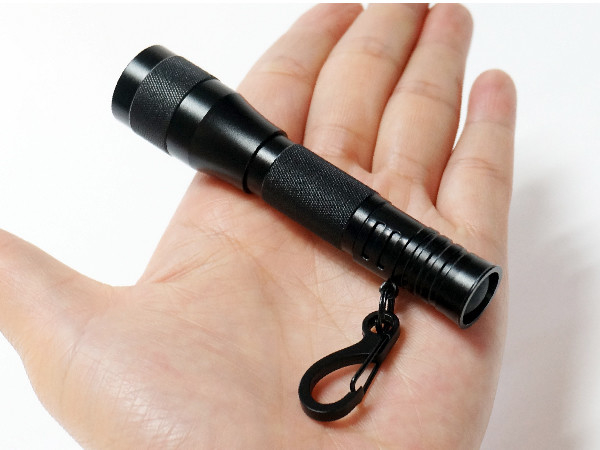 Cor preta material exterior brilhante pequena da liga de alumínio de Keychain da lanterna elétrica do diodo emissor de luz